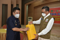 Gubernur Serahkan Bantuan...