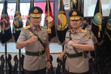 Senin Langsung Dinas,...