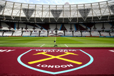 West Ham: Rumput Lapangan...