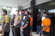 Bawa Celurit, Dua Anggota...