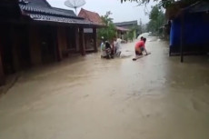 Diguyur Hujan Seharian,...