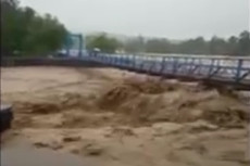 Banjir Bandang, Kawat...