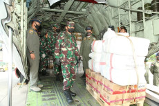 TNI Kirim 12,9 Ton Bantuan...