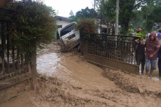 Lebak Banjir, Satu Jembatan...