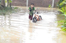 Tembok Dibangun, Pemukiman...