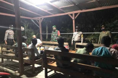 Bandel, Kerumunan Warga...