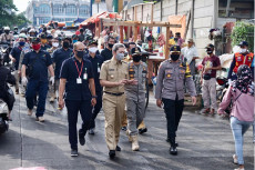 Lautan Manusia di Pasar...