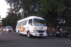 Protes Relaksasi Kredit,...