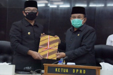 Gubernur Jabar Terima...