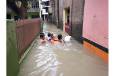 Kali Ciliwung Meluap,...