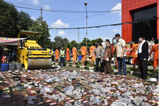 Polres Bogor Musnahkan...