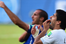Chiellini Nikmati Gigitan...