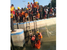 Tenggelam di Saluran...