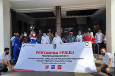 Pertamina Serahkan Bantuan...