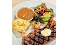 Mencicipi Lezatnya Steak...