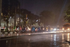 Hujan Ringan Basahi...