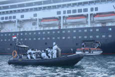 Tiba di Tanjung Priok,...