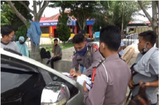 8 Mobil Travel Gelap...