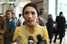 Puteri Komarudin Minta...
