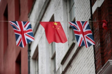 China pada Inggris:...
