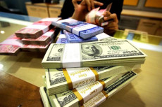 Rupiah Diproyeksi Bergerak...