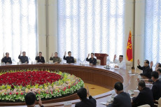 Kim Jong-un Puji Ekonomi...