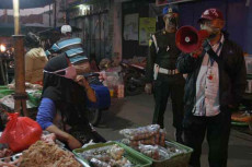Tiga Pedagang Pasar...