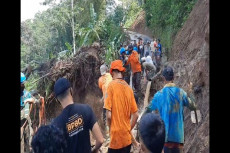 Longsoran Tebing Tutup...