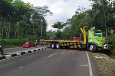 Diduga Rem Blong, Truk...