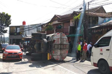 Truk Tangki Pengangkut...
