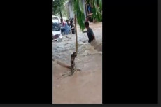 Nyaris Terseret Banjir...