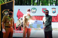 Gubenur Sulsel Serahkan...
