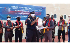 Bea Cukai Kepri Serahkan...