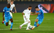 Brace Benzema Warnai...