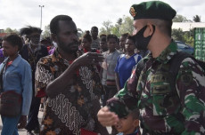 Tangis Haru Warga Papua...