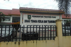 Gaji Tak Juga Dibayar...