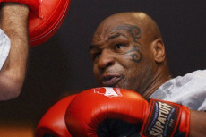 Mike Tyson Pamer Performa...
