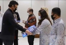 Menteri PANRB Serahkan...