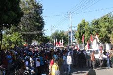 Ribuan Orang Demo Tuntut...