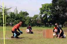 Kiper Arema Lebih Dulu...