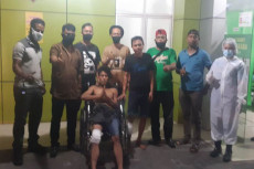 Melawan Petugas, Kaki...