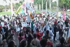 Ratusan Orang Geruduk...