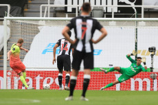 Singkirkan Newcastle,...