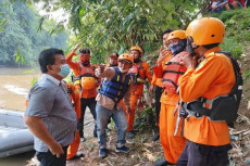 Mandi di Sungai Belawan,...