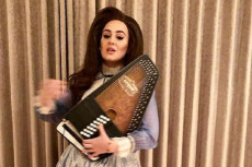 Tunda Album, Adele Desak...