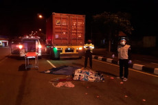 Ditabrak Truk Trailer,...