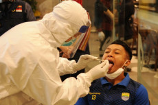 Jalani Tes Swab, Bow...