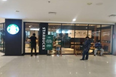 Karyawan Starbucks Intip...