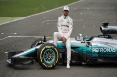 Bos Mercedes Buka Peluang...