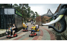 Wisatawan Luar Boleh...